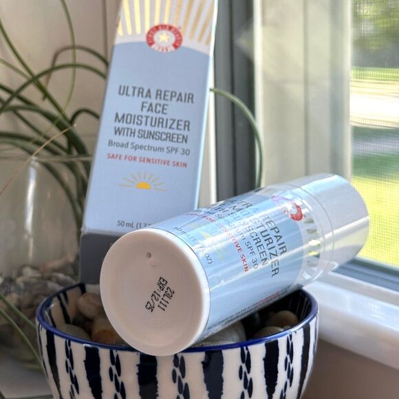 First Aid Beauty Ultra Repair Face Moisturizer + Sunscreen Broad Spectrum SPF 30 - Picture 10 of 12